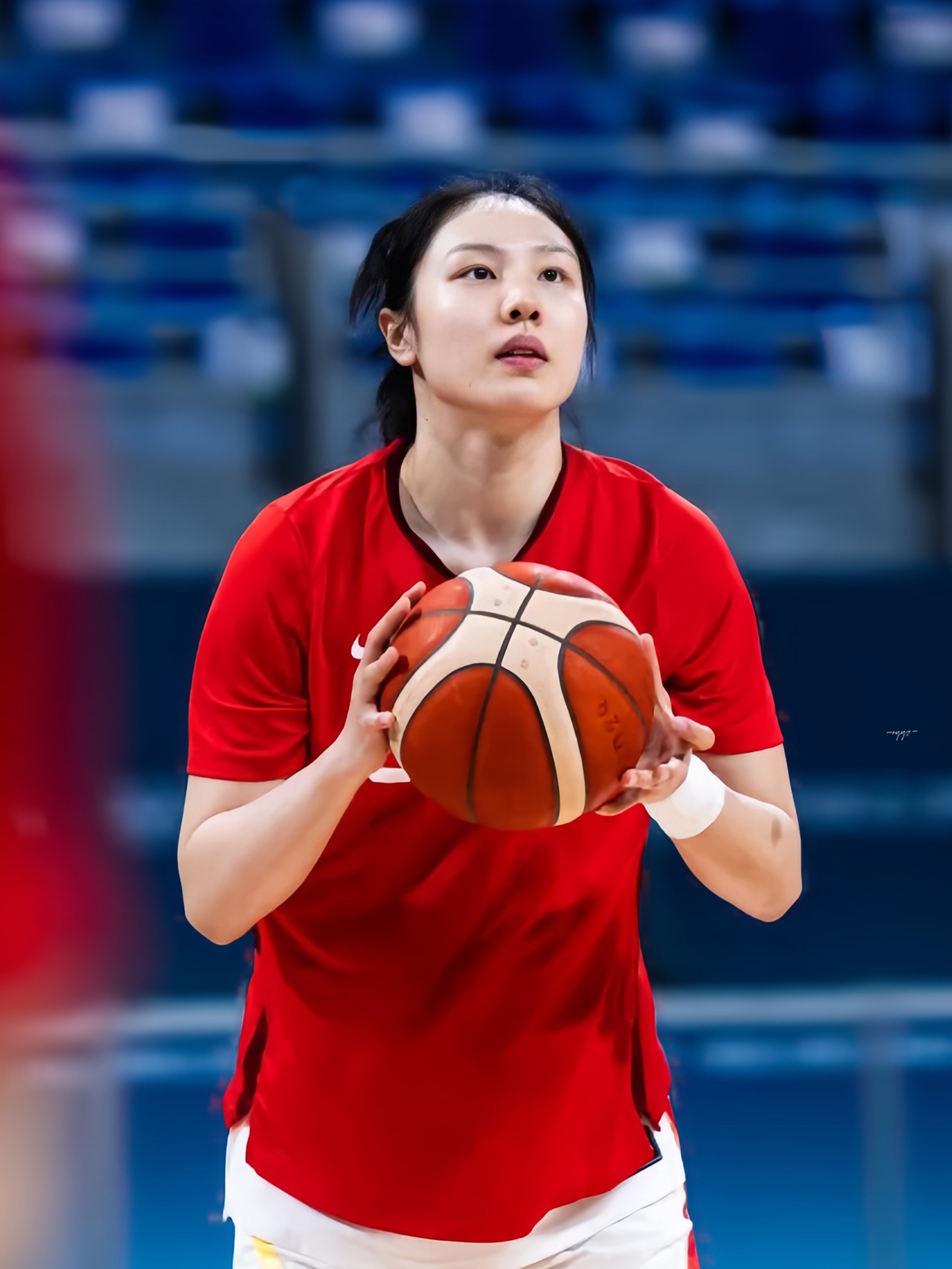 包含广东女篮全队组织战术训练，期待取得好成绩的词条