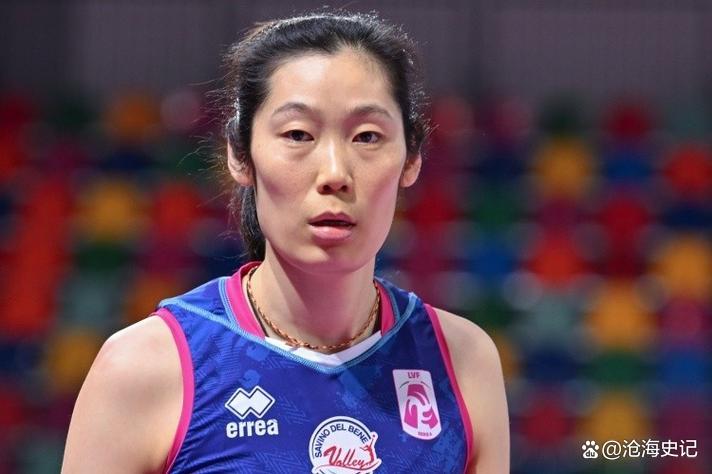 俄罗斯女排队在比赛中击败对手，稳坐榜首